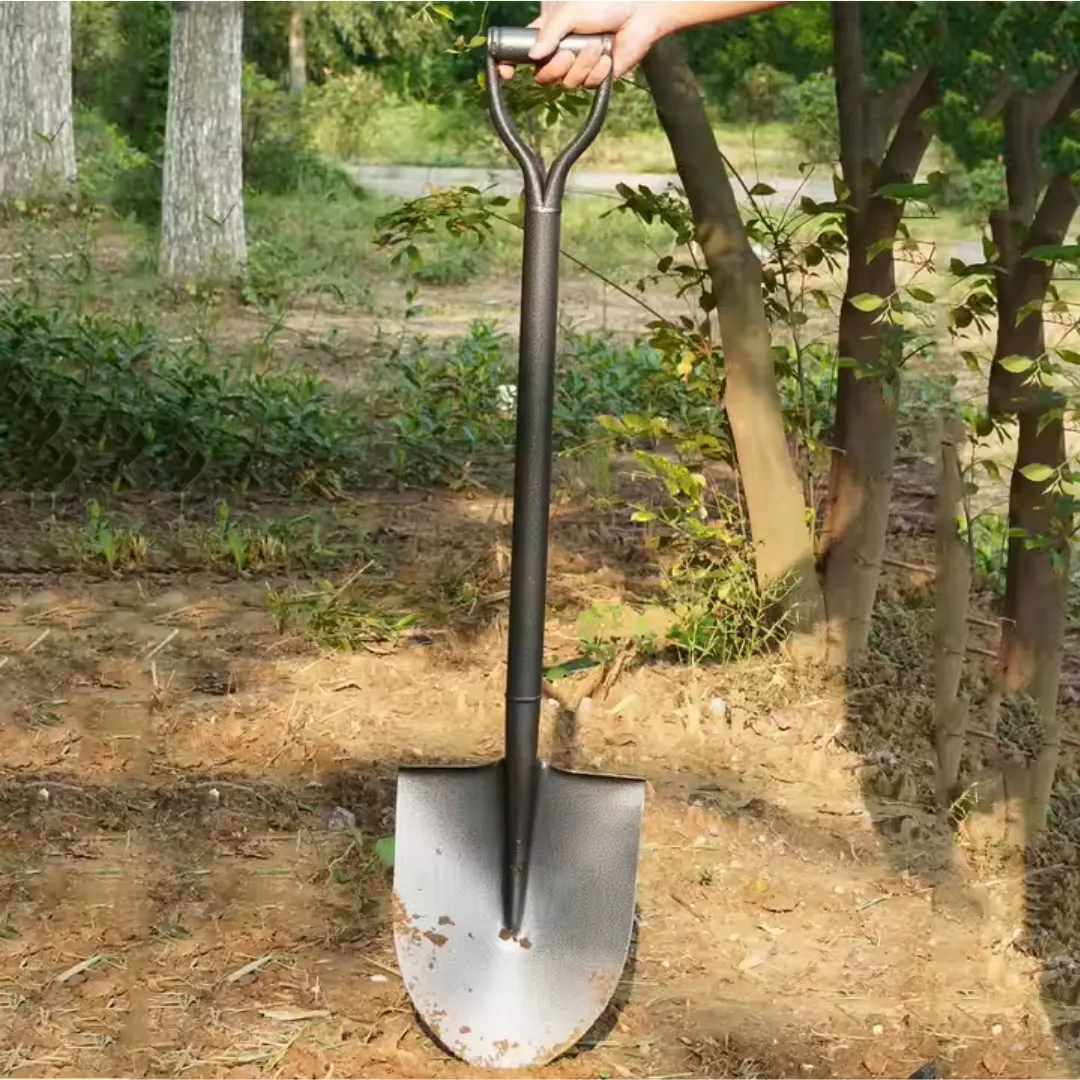 Pelle chantier acier robuste à manche peint pour travaux extérieurs.