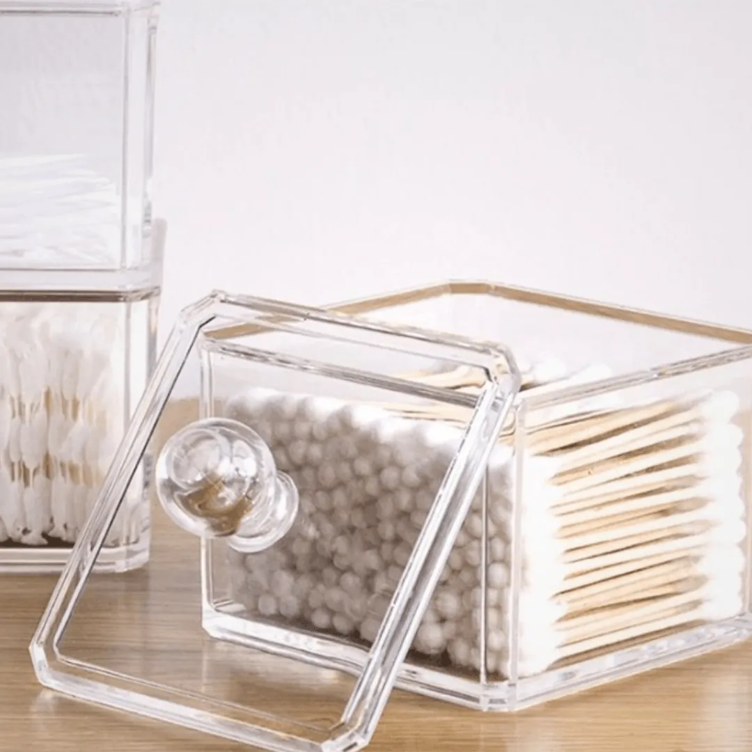 Boîte de rangement carrée en acrylique clair, solution élégante pour stocker coton et accessoires.