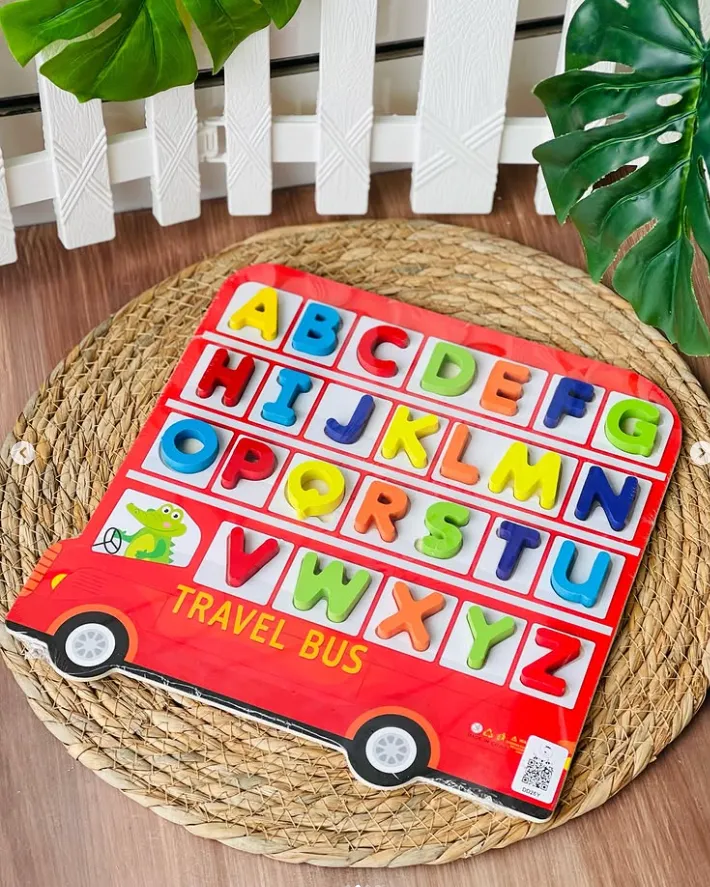 Jeux éducatifs pour enfants : lettres à emboîter.