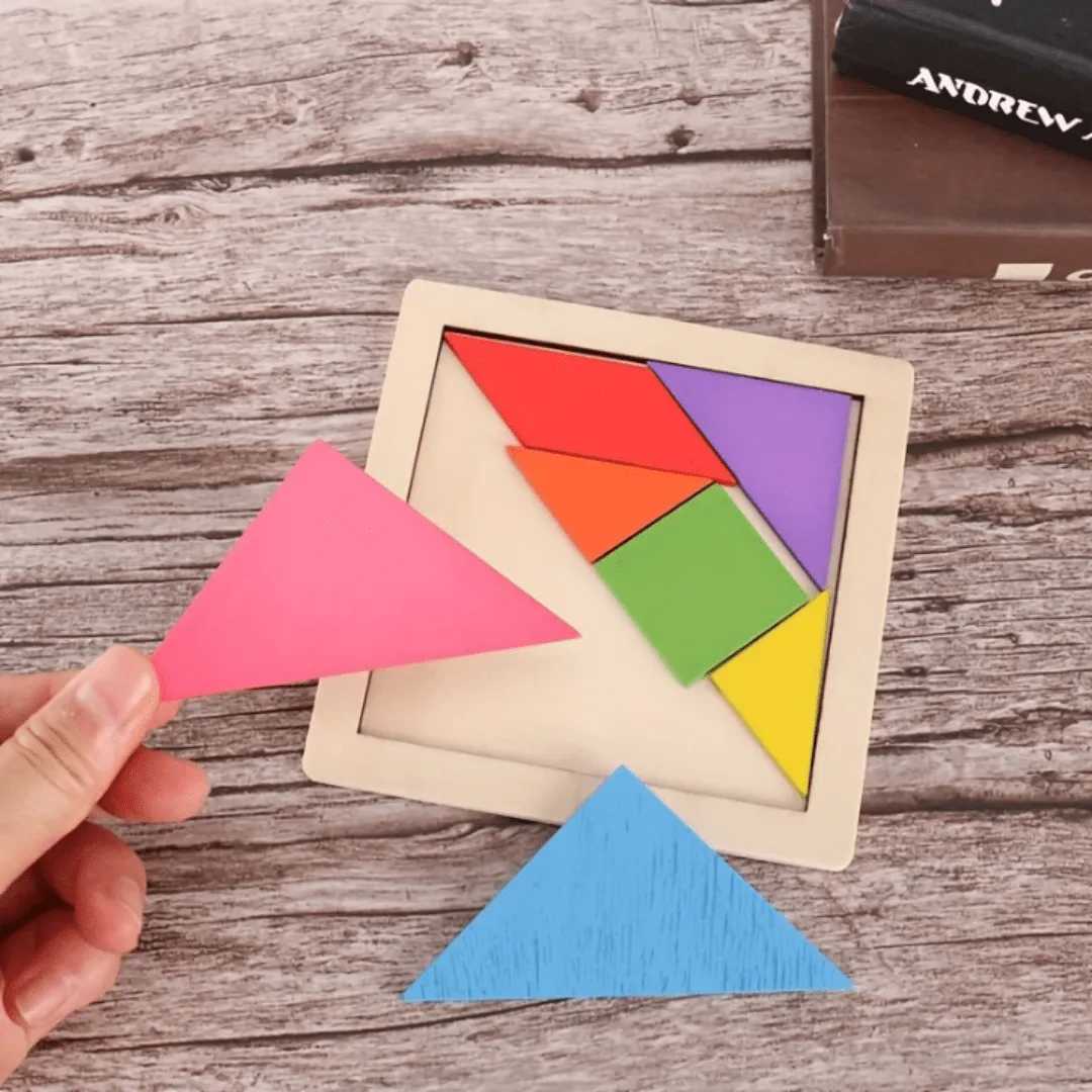 Jeu de puzzle en bois coloré à 7 pièces, parfait pour les enfants.