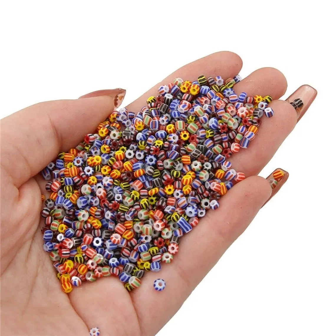 Collection de petites perles circulaires et vives en acrylique, conçues pour la création de bijoux raffinés