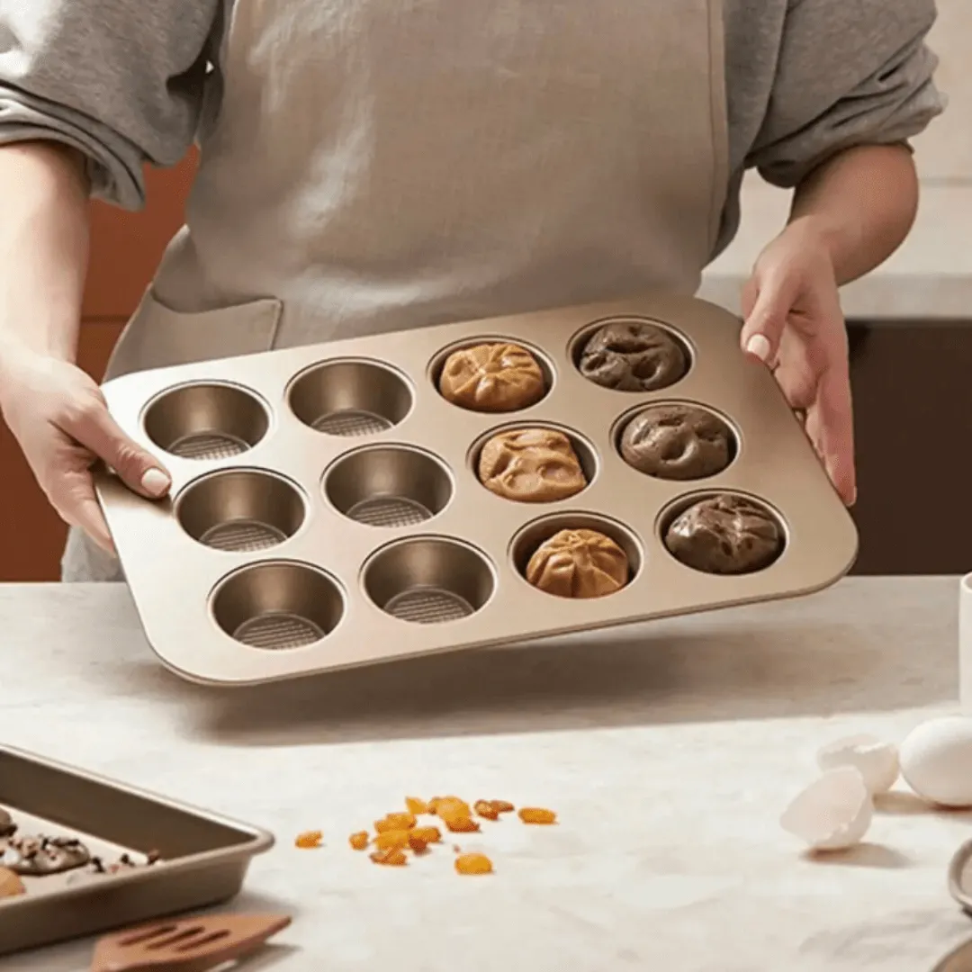 Moule à cupcakes 12 alvéoles en acier antiadhésif, parfait pour les gâteaux et biscuits.