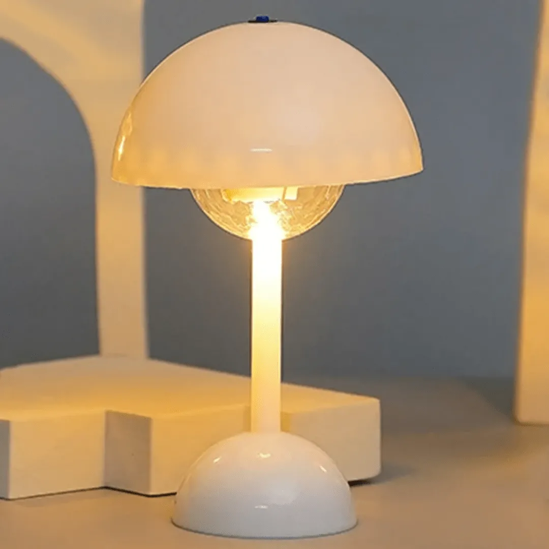 Lampe LED de table élégante, idéale pour illuminer et décorer un bureau ou une chambre.