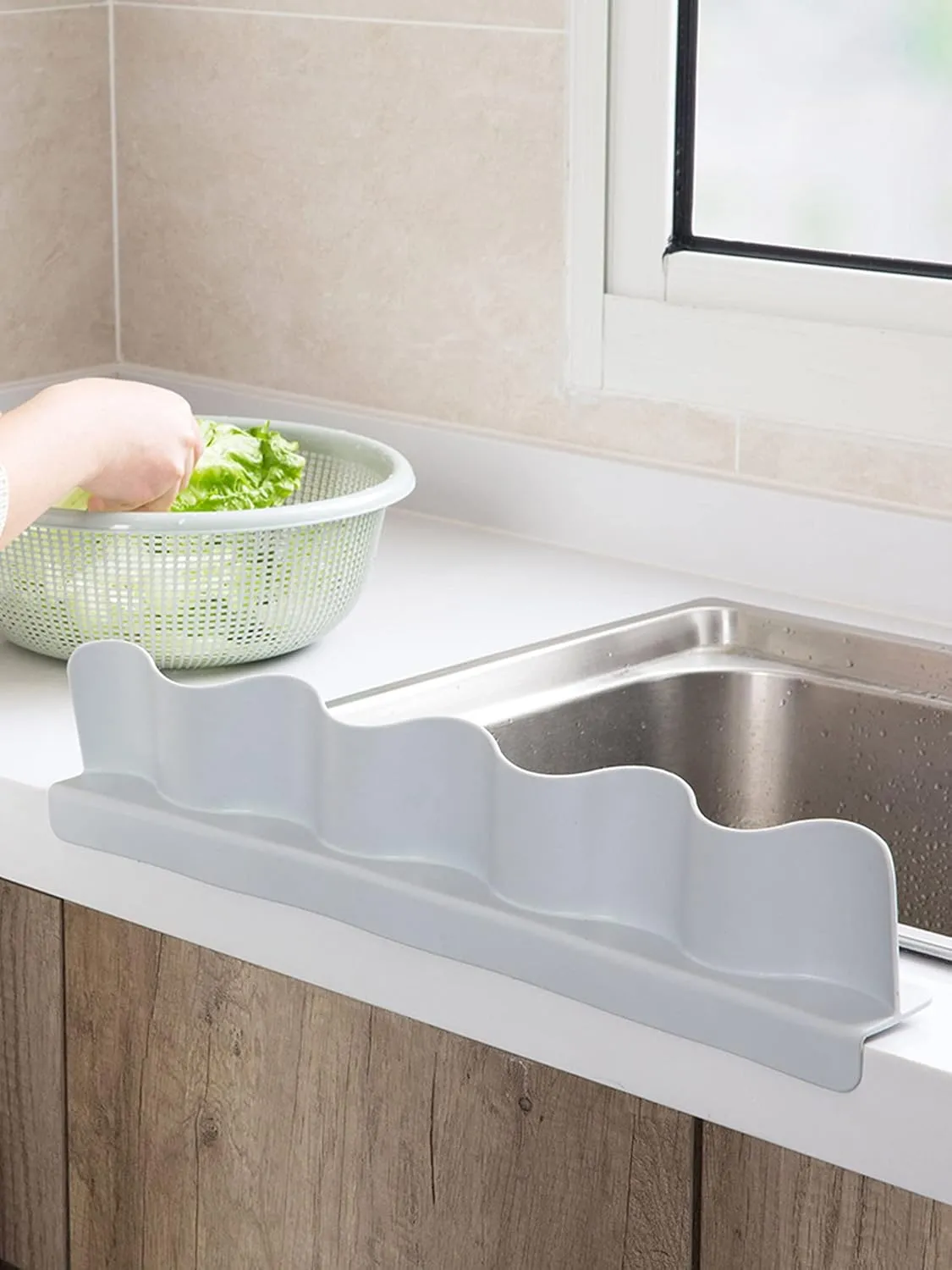 Pare-éclaboussures efficace pour protéger les surfaces de la cuisine et de la salle de bain