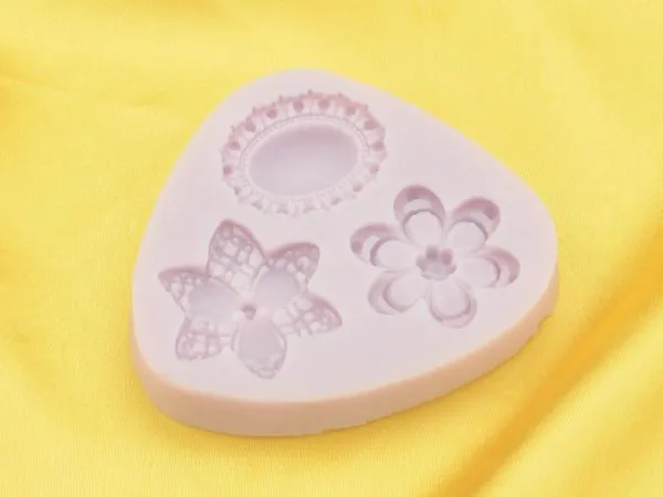 Élégance Florale Moule en Silicone 3 Fleurs pour Sublimer vos Gâteaux