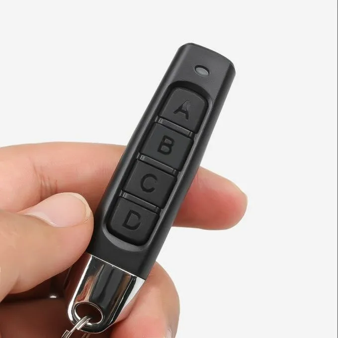 Contrôlez l'accès en toute simplicité avec notre Télécommande de Porte de Garage à 4 Boutons
