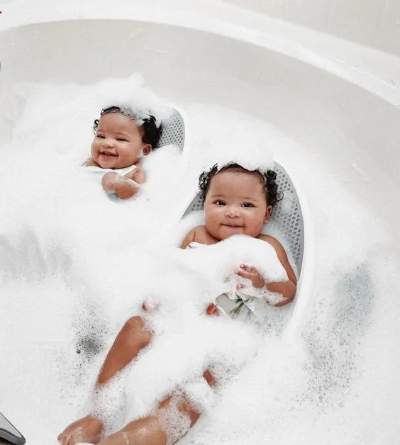 Bain en toute sécurité La chaise de bain pour nourrisson assure confort et soutien