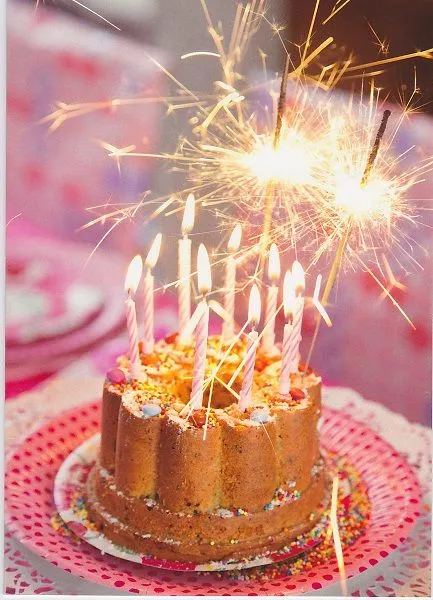 Éclairez vos célébrations avec style Ensemble de 12 bougies anniversaire flamboyantes