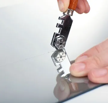 Précision inégalée Notre coupe carreaux de verre professionnel portable avec 6 molettes pour des coupes nettes et précises