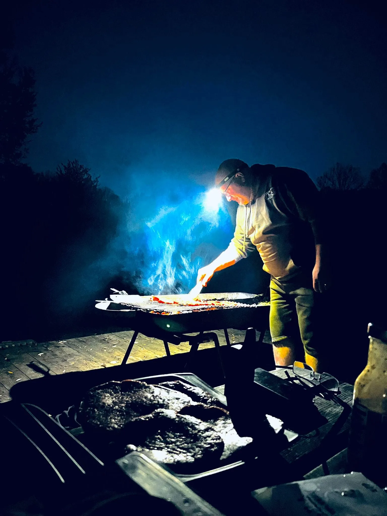 Lampe Frontale LED Étanche Éclairez Vos Aventures en Plein Air