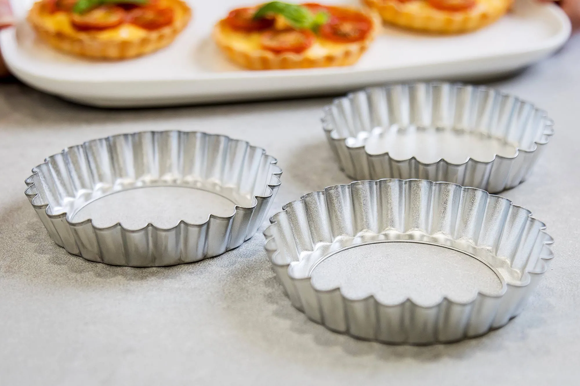 Créez des Merveilles Culinaires avec notre Lot de 12 Mini-Moules à Tartes Amovibles