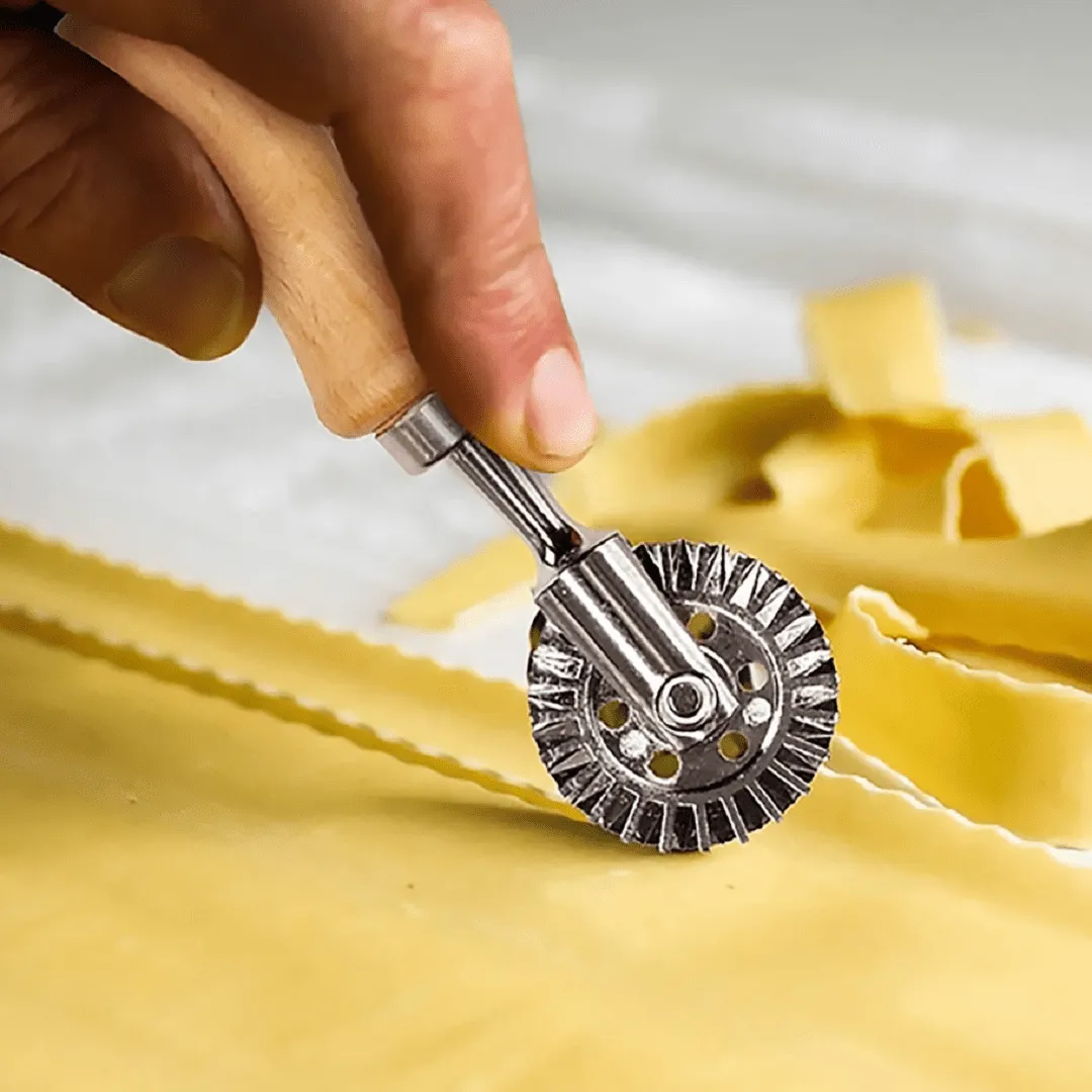 Roulette coupe-pâte en inox avec manche en bois