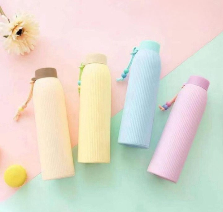 Bouteille d’eau en verre avec protection extérieure en plastique coloré pastel (colleur aléatoire)