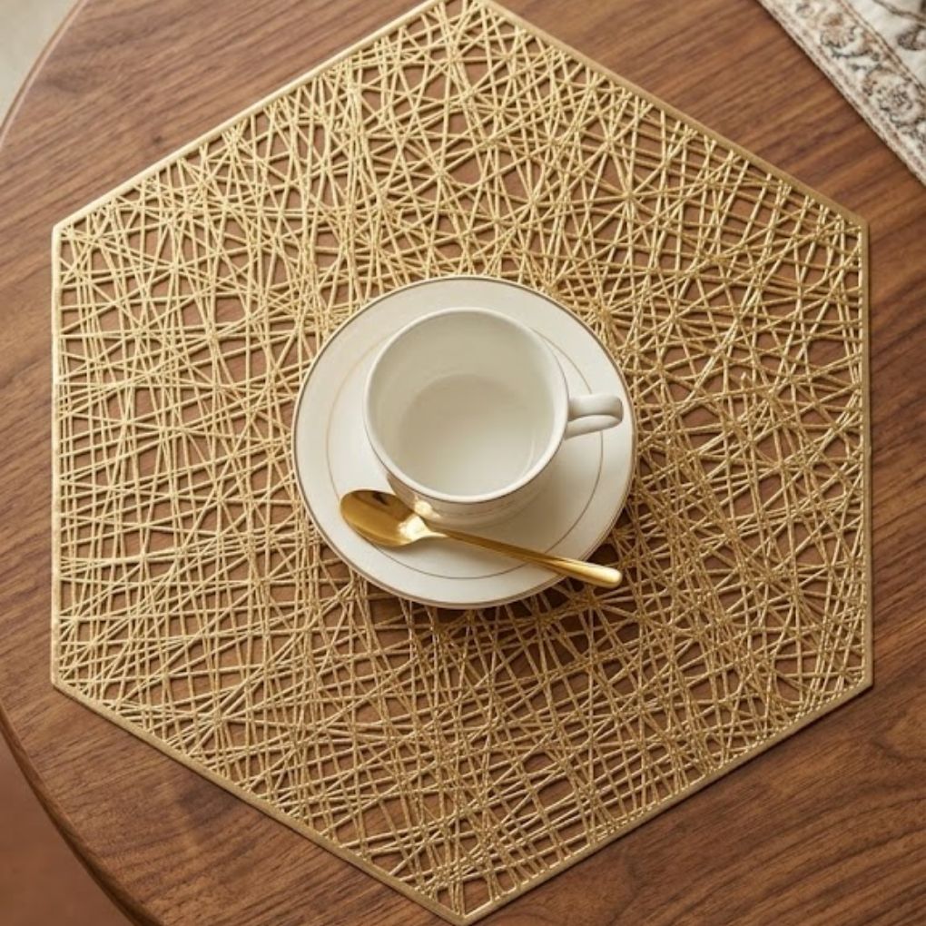 nappe ou Set de Table Hexagonal Design Filaire – Coloris Or Royal