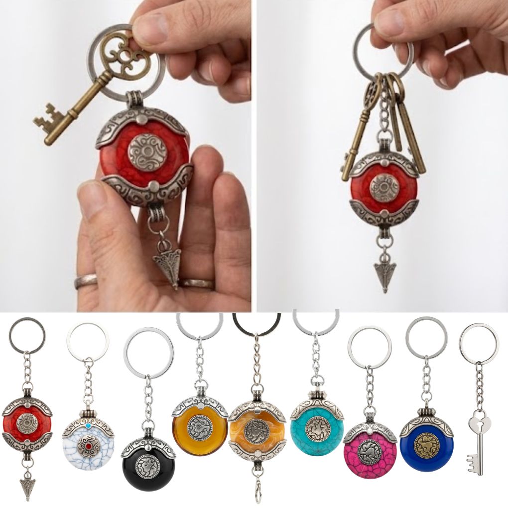 Porte-clés pendentif vintage orné de motifs gravés et d'incrustations de pierres (motif couleur aléatoire)